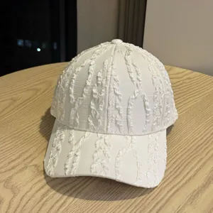 Cappellino da baseball bianco testurizzato da donna, cappello da sole plissettato.