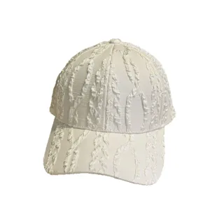 Cappellino da baseball bianco plissettato da donna, cappello da sole estivo e chic.