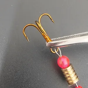 Set di esche da pesca con amo triplo con perlina rosa e peso in ottone per cucchiaino metallico.