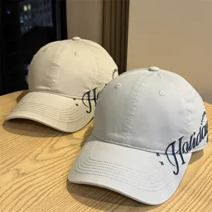 Breiter Krempe Baseballcap für Damen, lässiger Baumwoll-Sonnenhut mit seitlicher Stickerei.