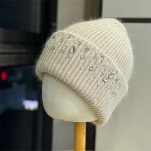 Berretto in maglia beige con strass da donna, cappello invernale caldo e spesso con perle.