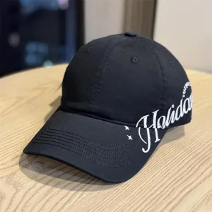Schwarze Baseballkappe mit breiter Krempe und Stickerei. Stilvoller Sonnenschutz Hut für Damen.