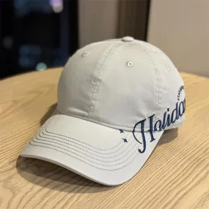 Klassische graue Baseballkappe mit Seitendruck, breite Krempe, Sonnenschutz, Freizeitstil.