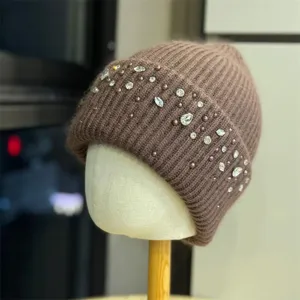 Berretto in maglia con strass marrone, cappello invernale caldo, dettaglio con cristalli.