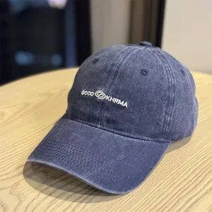 Detail view of the vintage distressed baseball cap in dark blue with embroidery logo.