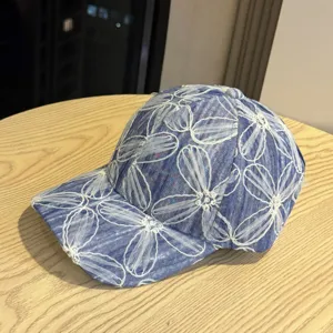 Gewaschene Jeans-Baseballcap mit weißer Blumenstickerei, süßer koreanischer Stil, breite Krempe.