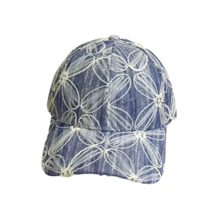 Waschdenim Baseballcap für Damen mit weißer Blumenstickerei, stylischer Sonnenschutzhut.