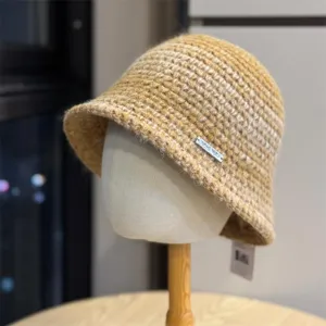 Vue détaillée du chapeau seau en tricot rayé dégradé, bonnet d'hiver en laine chaude.