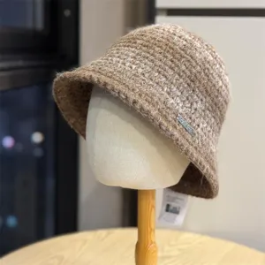 Vue détaillée de la texture confortable du bob en tricot d'hiver et belle finition.