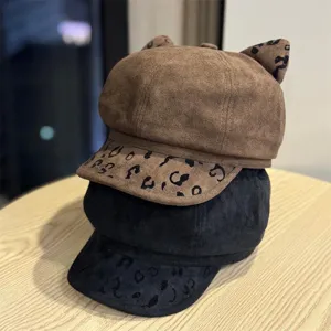 Detailaufnahme stilvoller Wildleder-Mützen mit Katzenohren und modischen Leoparden-Krempen.