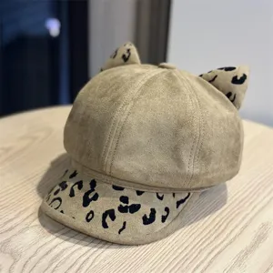 Detailansicht der modischen Wildleder Katzenohren Schiebermütze mit Leoparden Schirm.