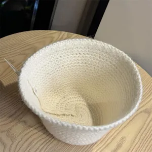 Chapeau bob tricoté blanc confortable pour femme, bonnet d'hiver doux pour style décontracté.