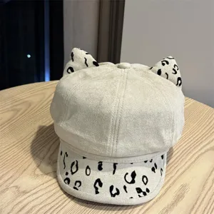 Nahaufnahme der beige Wildleder-Schiebermütze mit süßen Katzenohren und stylischem Leo-Muster.
