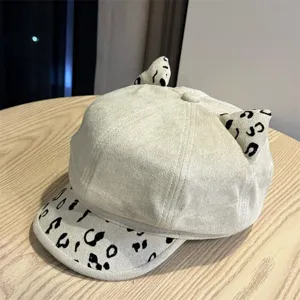 Nahaufnahme Detail der beigen Wildleder Schiebermütze mit Katzenohren und Leopardenkrempe.