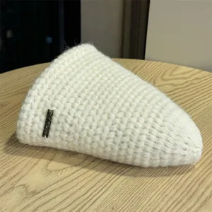 Douce bonnet en tricot d'hiver blanc cassé, texture crochet chaude et confortable pour femmes.