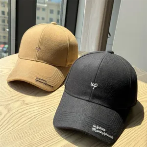 Vue détaillée de casquettes de baseball en laine de style japonais avec de délicates broderies.