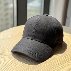 Casquette de baseball classique en laine foncée avec broderie élégante et visière.