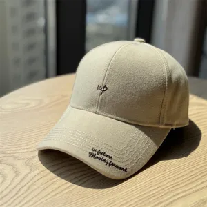 Vue détaillée de la casquette de baseball en laine kaki élégante avec broderie délicate.
