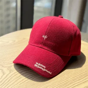 Casquette de baseball en laine rouge pour femme et homme, visière courbée avec broderie élégante.