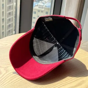 Vue détaillée de l'intérieur de la casquette de baseball rouge en laine avec étiquette.