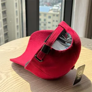 Vue détaillée de la casquette de baseball en laine rouge montrant la sangle et l'étiquette.