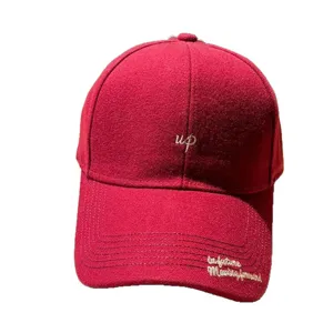 Casquette de baseball en laine rouge pour femme et homme, visière incurvée avec broderie.