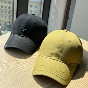 Casual classic baseball cap for men and women, stylish curved brim sun protection hat.