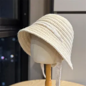Detailaufnahme der Strickmütze aus weichem Mischgarn, kuscheln Ohrklappen und warme Textur.