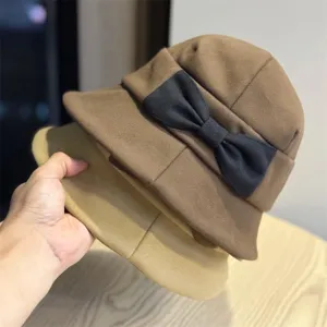 Γυναικείο χειμερινό ρετρό καπέλο bucket λεπτομέρεια, ζεστό καπέλο σε καφέ και χακί.