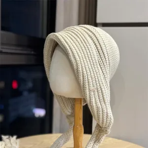Beigefarbene Strickmütze Detail, warme Winter Ohrenklappen Mütze mit langen Bändern.