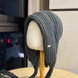 Dunkelgraue gestrickte Plüsch-Ohrenklappenmütze für Damen, warme Wintermode lässige Mütze.