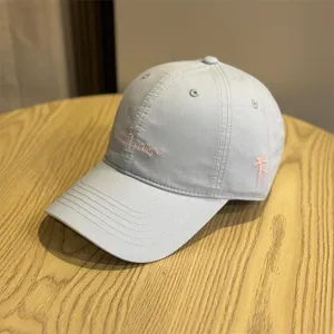 Berretto da baseball azzurro casual con morbida corona e ricamo rosa chic per tutti i giorni.