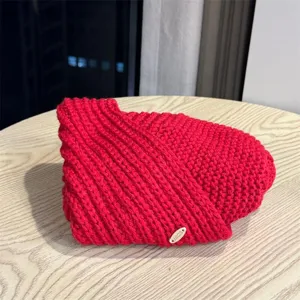 Gemütliche rote Damen Strickmütze, dicke Winter warme Beanie mit stylischem Metall-Logo.
