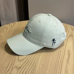 Cappellino da baseball morbido e versatile con ricamo casual, ideale per l'uso quotidiano.