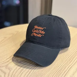 Schwarze Baseballkappe Detailansicht mit orangefarbenem gesticktem Text und breiter Krempe.