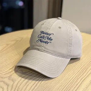 Klassische beige Baumwoll-Baseballkappe mit stilvoller blauer Bestickung für Freizeit.
