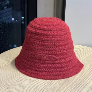 Roter Strick Eimerhut Detailansicht, warme Wollmischung Mütze für Damen stylischer Winterlook.