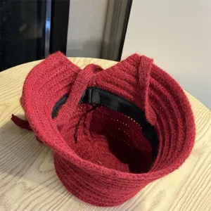 Stilisierte rote gestrickte Winter-Eimerhut für Damen, warmes Gehörschutz-Design!