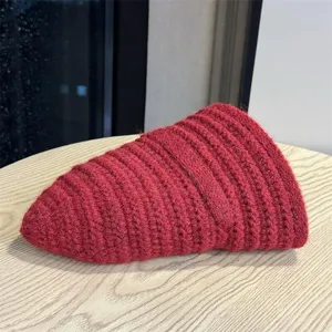 Gemütliche Strickmütze für Damen, winddichte Wollkappe für warme Herbst- und Wintertage stilvoll.