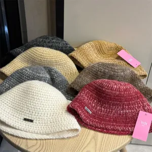 Chapeau bob tricoté d'hiver à rayures dégradées pour femmes. Bonnet chaud en laine confortable.