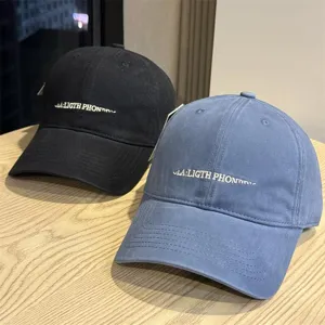 Detailansicht lässiger Baumwoll-Baseballcaps in Schwarz und Blau mit stilvoller Vorderstickerei.