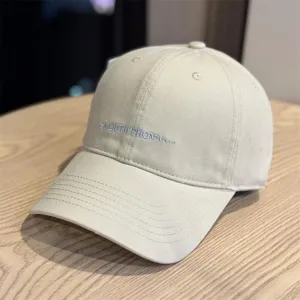 Beigefarbene bestickte Baseballkappe im Detail, weiche lässige Sonnenkappe mit schickem Schriftzug.