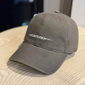 Nahaufnahme Detail der lässigen Baumwoll-Baseballkappe mit Front-Stickerei und weicher Krone.
