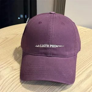 Lila Baseballcap mit weisser Stickerei, stilvolle Freizeitmütze fur Damen und Herren.