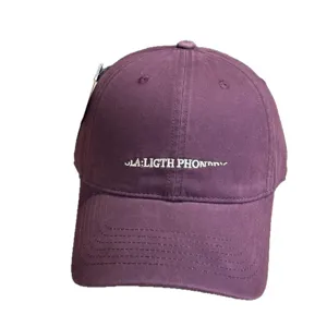 Lila Baumwolle Baseball Cap mit weisser Stickerei, weiche Kappe fuer Sommer und Freizeit.