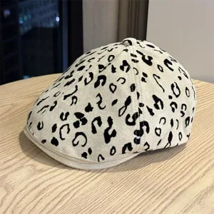 Casquette plate rétro à imprimé léopard pour femme, chapeau gavroche en suédine chic.