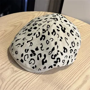 Casquette plate rétro américaine imprimé léopard vue détaillée, chapeau tendance daim