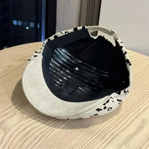Casquette plate rétro imprimé léopard, matière suédée avec bride réglable, vue détaillée.