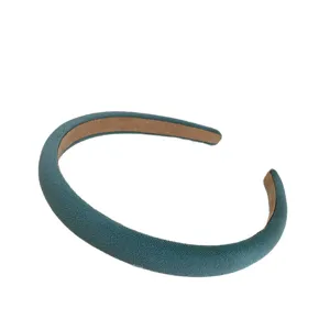 Serre-tête rembourré en velours vert pour femme, accessoire de cheveux rétro chic et mode.