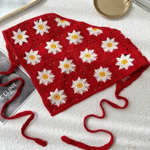 Bandana triangolare floreale all'uncinetto rossa per donna, foulard margherita vintage estivo.